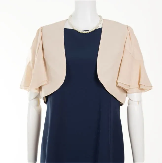 ライトベージュの袖フリルボレロ