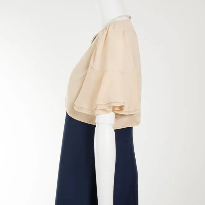 ライトベージュの袖フリルボレロ