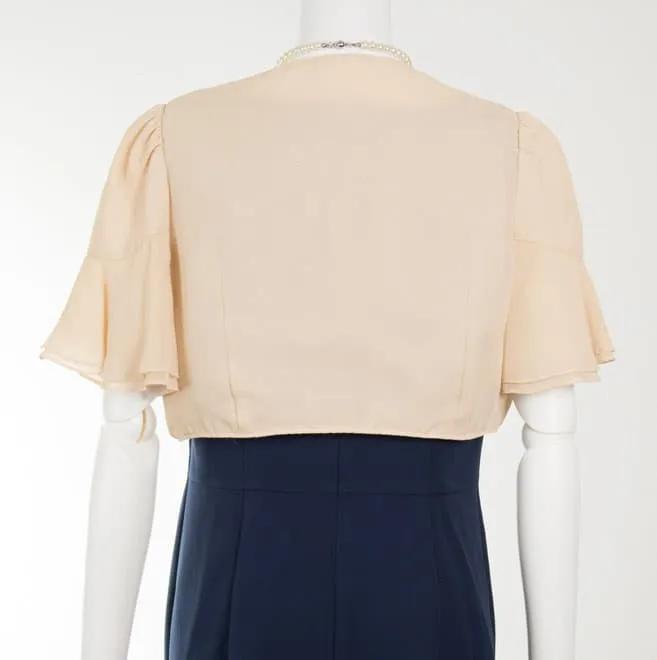 ライトベージュの袖フリルボレロ