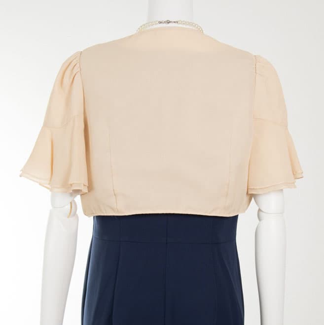 ライトベージュの袖フリルボレロ