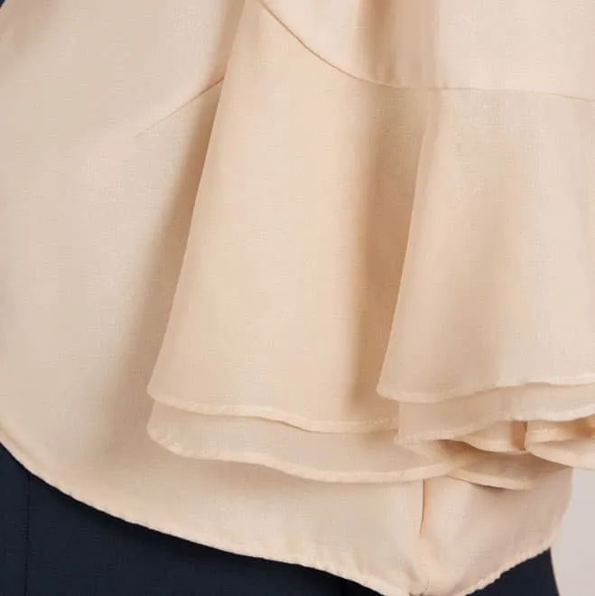 ライトベージュの袖フリルボレロ
