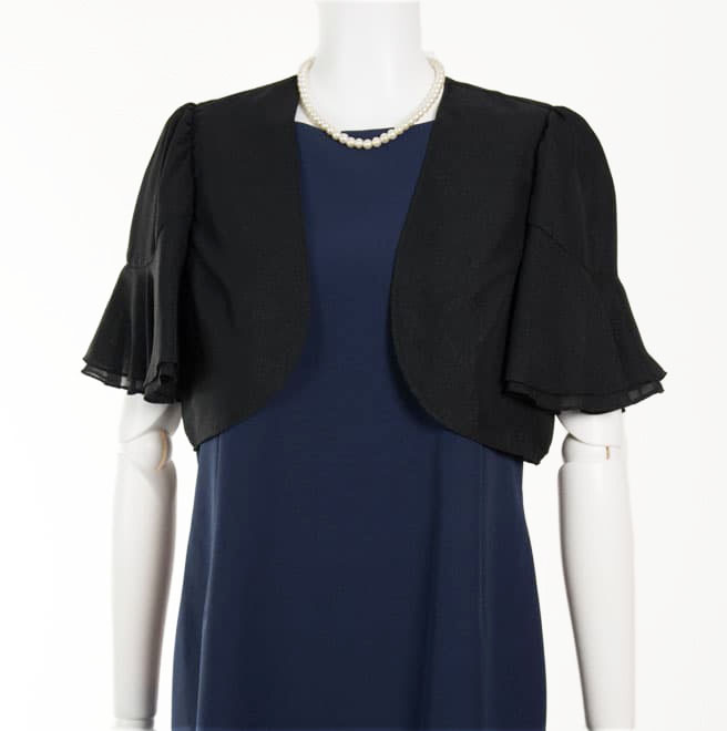 ブラックの袖フリルボレロ