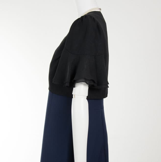 ブラックの袖フリルボレロ