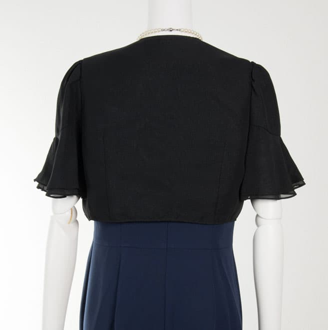 ブラックの袖フリルボレロ