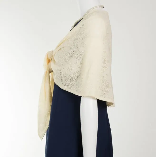 ベージュの総レース袖付きストール