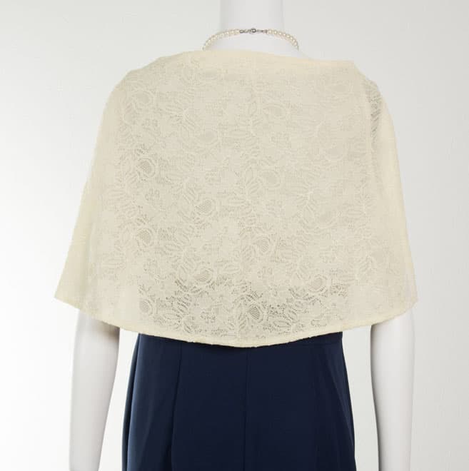 ベージュの総レース袖付きストール