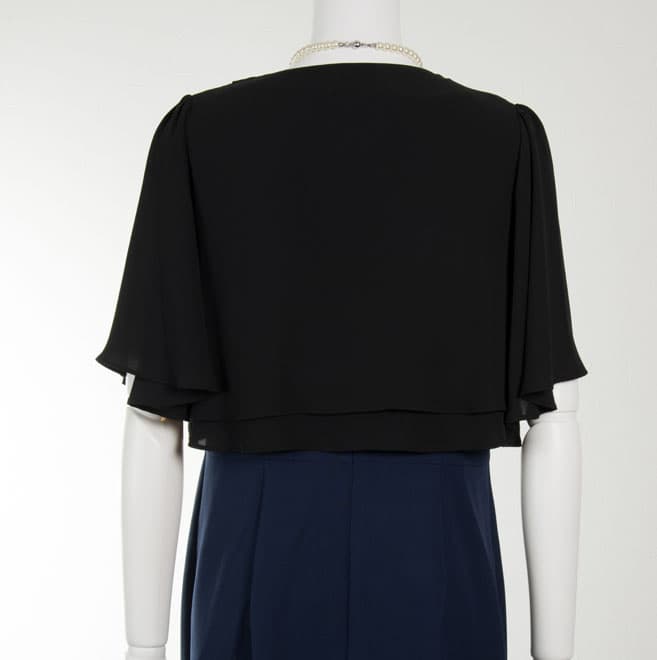 ブラックのシンプル五分袖ボレロ