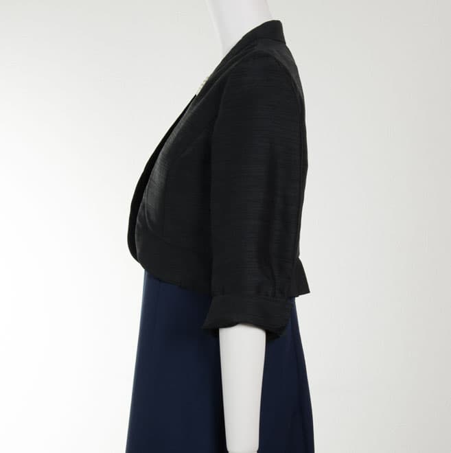 ブラックの裾フリル七分袖ボレロ