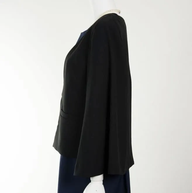 ブラックのケープ風ジャケット
