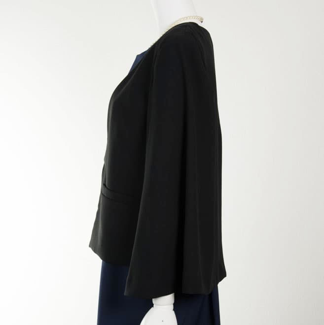 ブラックのケープ風ジャケット