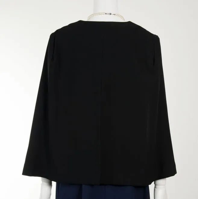 ブラックのケープ風ジャケット