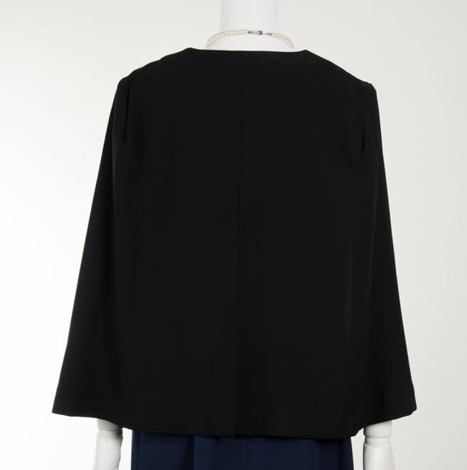 ブラックのケープ風ジャケット