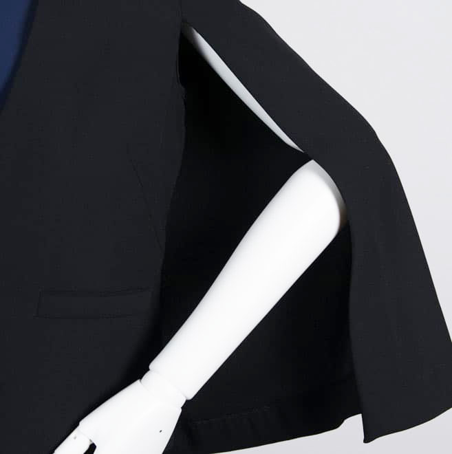 ブラックのケープ風ジャケット