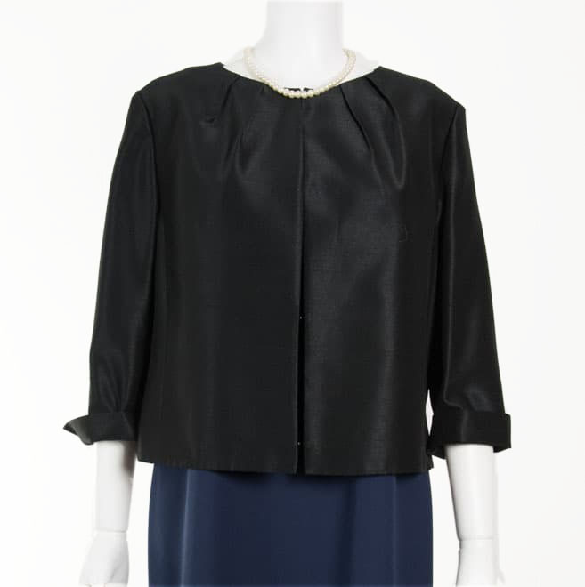 ブラックのノーカラージャケット