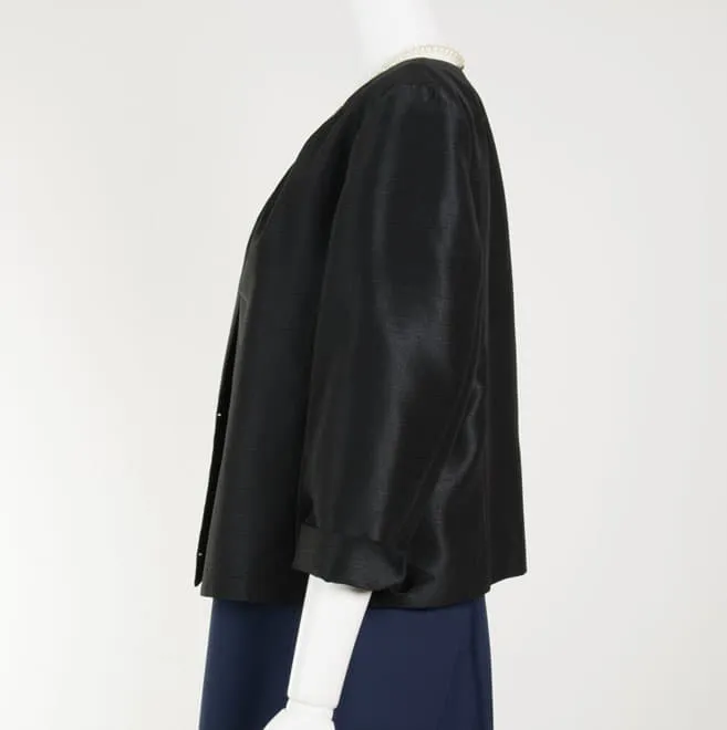 ブラックのノーカラージャケット