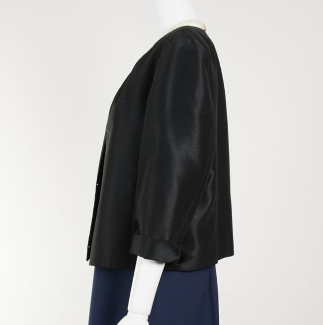 ブラックのノーカラージャケット