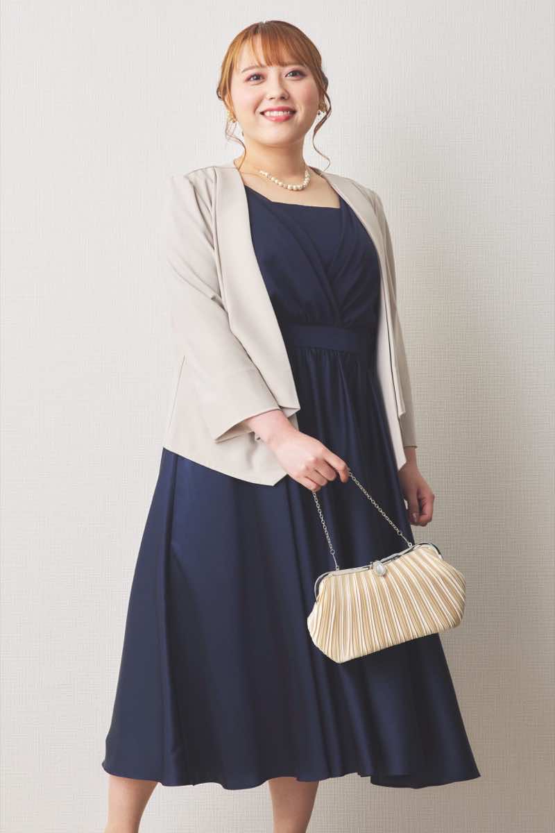 ネイビーのシフォン袖フィットアンドフレアドレス