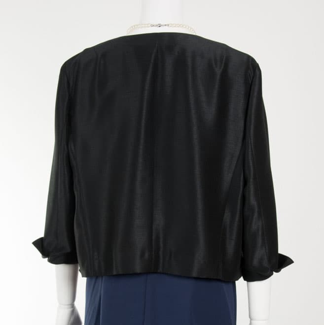 ブラックのノーカラージャケット