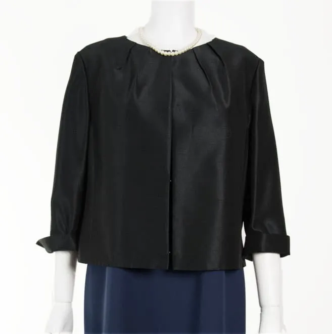 ブラックのノーカラージャケット