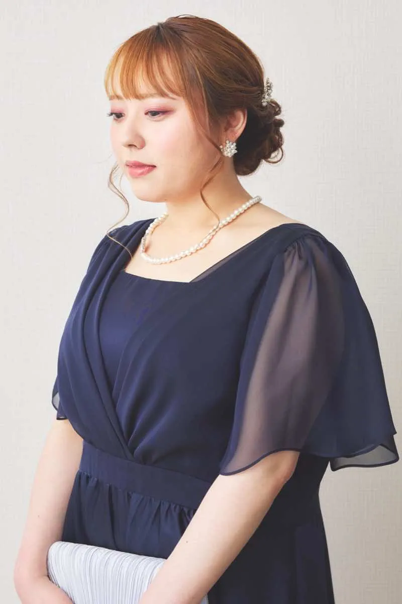 ネイビーのシフォン袖フィットアンドフレアドレス