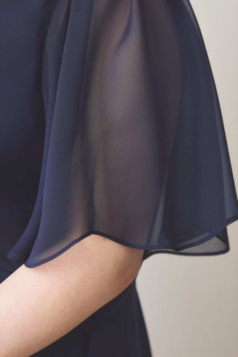 ネイビーのシフォン袖フィットアンドフレアドレス