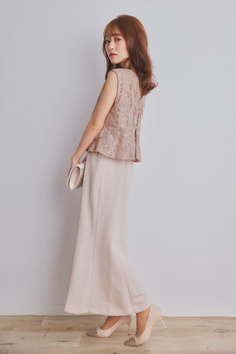 ピンクベージュのペプラムブラウスドレスコーディネートセット