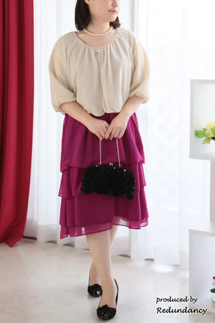 ベージュの胸元ビジューボレロ(ホック付)