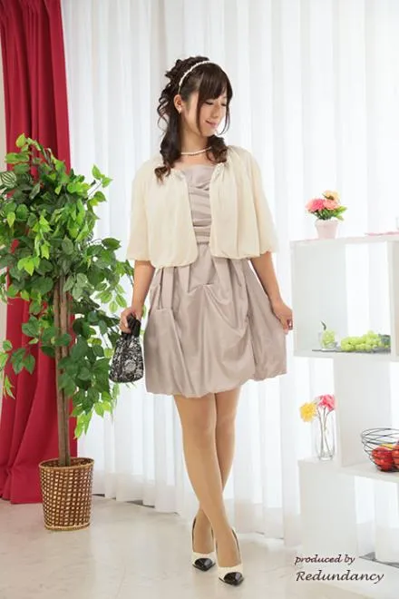 ベージュの胸元ビジューボレロ(ホック付)