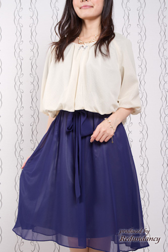 ベージュの胸元ビジューボレロ(ホック付)