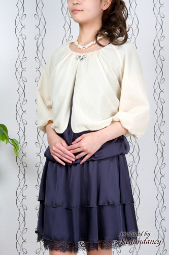 ベージュの胸元ビジューボレロ(ホック付)