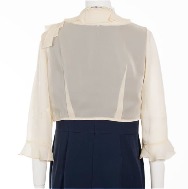 ライトベージュのアシンメトリ-襟フリルボレロ