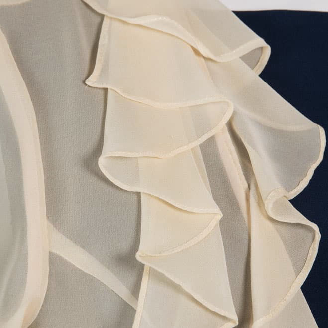 ライトベージュのアシンメトリ-襟フリルボレロ