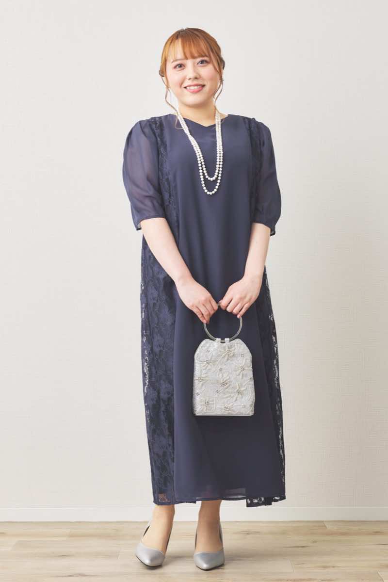 ネイビーのリボン付きサイドレースドレス