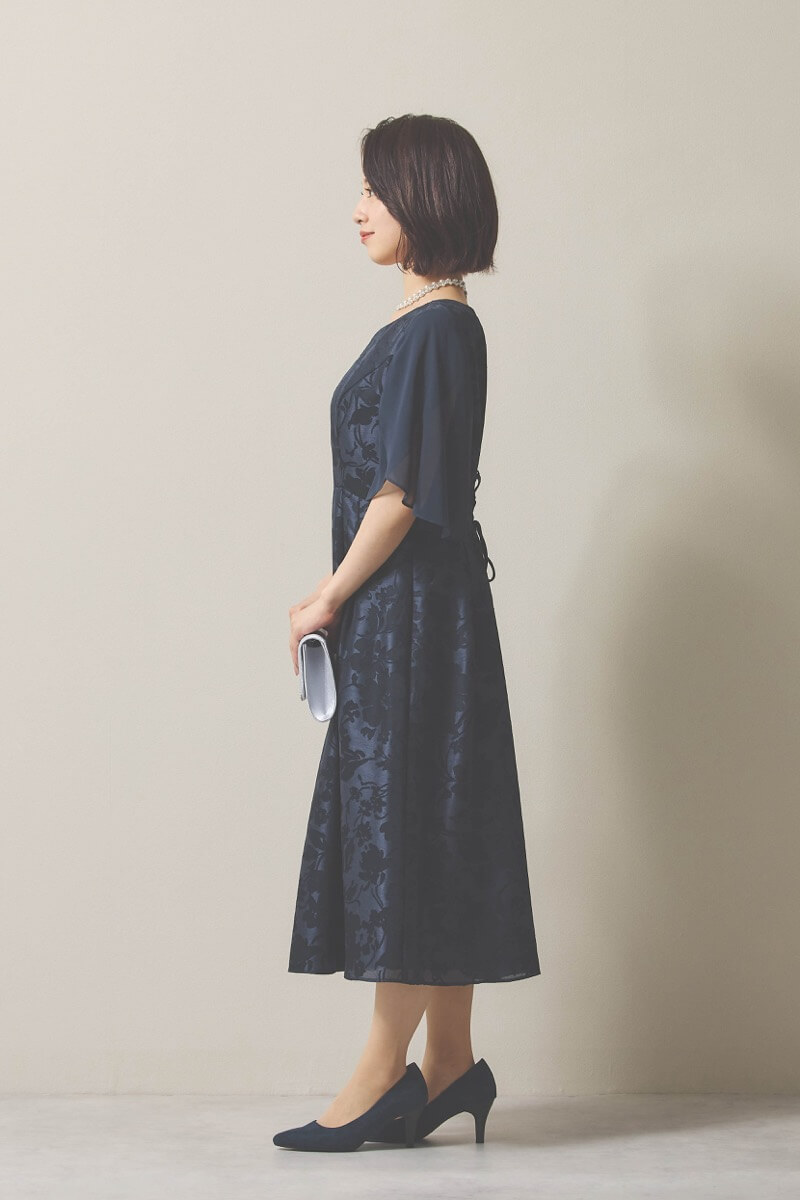 ネイビーのシフォンスリーブ花模様ドレス [ 店頭販売価格 42,900円 ]