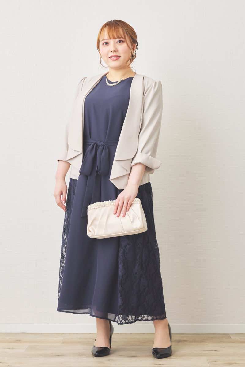 ネイビーのリボン付きサイドレースドレス