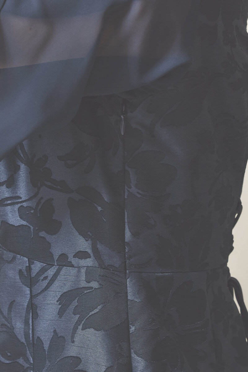 ネイビーのシフォンスリーブ花模様ドレス [ 店頭販売価格 42,900円 ]