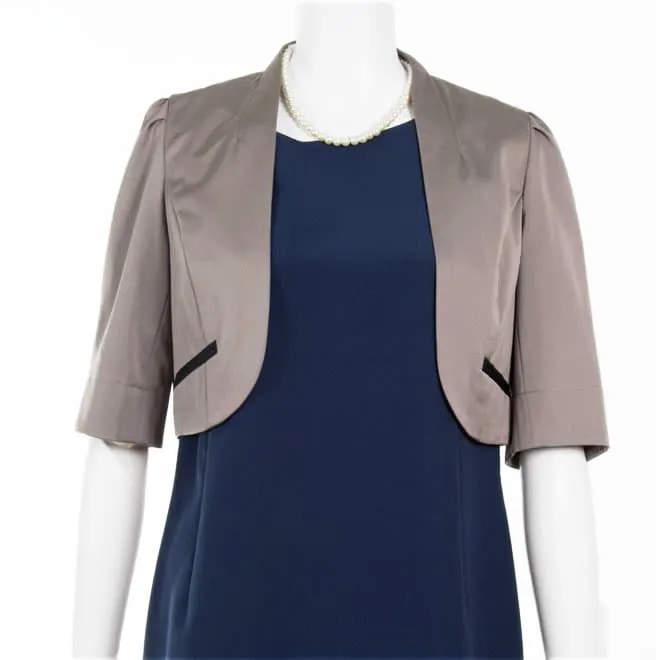 グレーブラウンの5分袖ジャケット