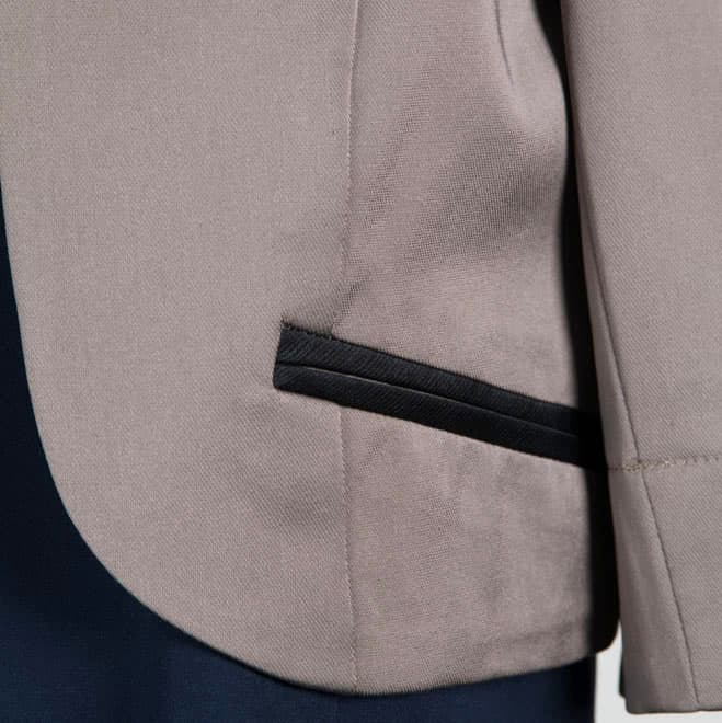 グレーブラウンの5分袖ジャケット