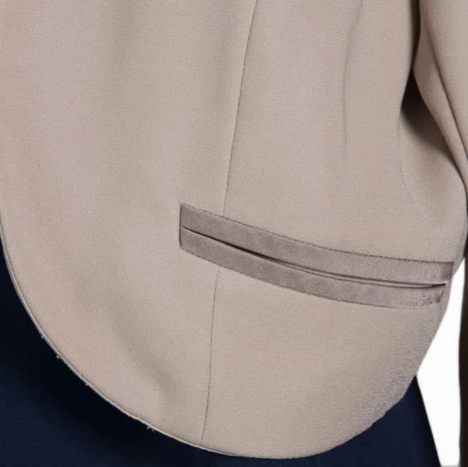 ベージュの七分袖ジャケット