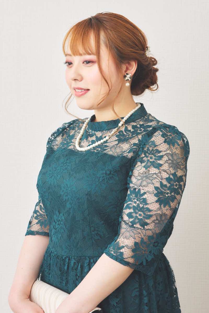 グリーンのフラワーレースハイネックドレス