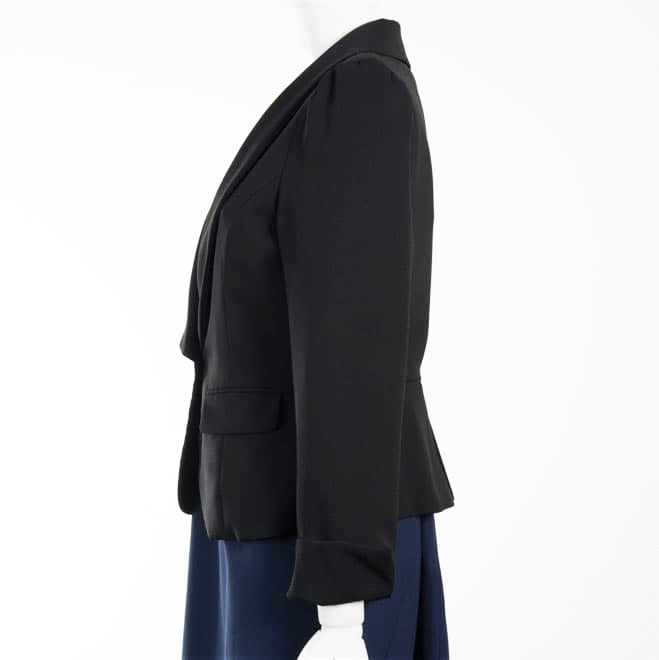 ブラックの長袖ジャケット