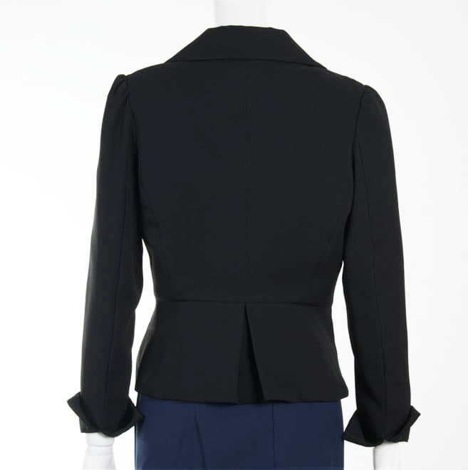 ブラックの長袖ジャケット