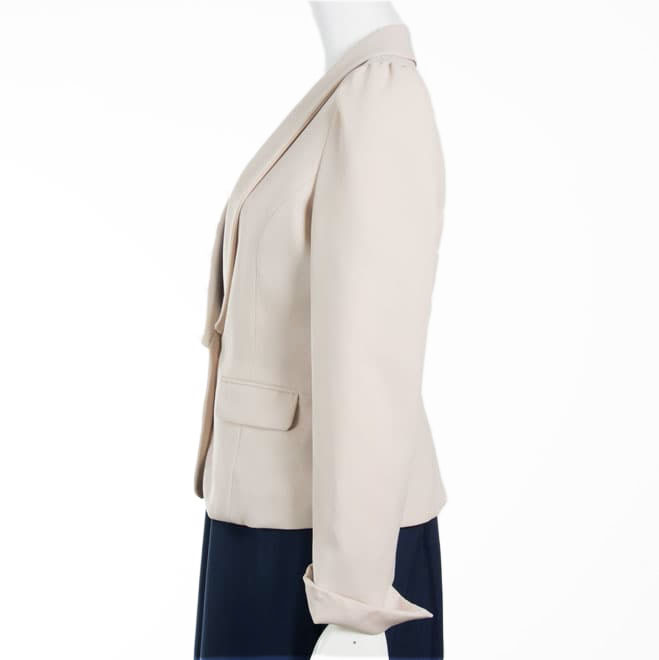 ベージュの長袖ジャケット