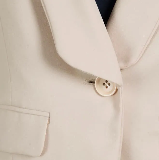 ベージュの長袖ジャケット