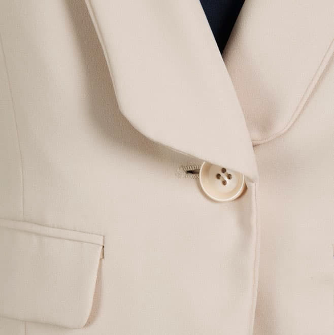 ベージュの長袖ジャケット