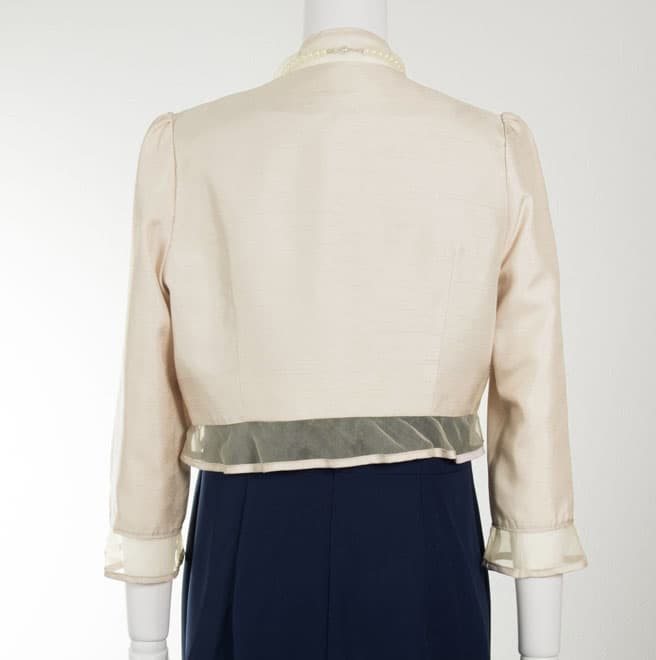 ベージュシャンタンの七分袖ボレロ