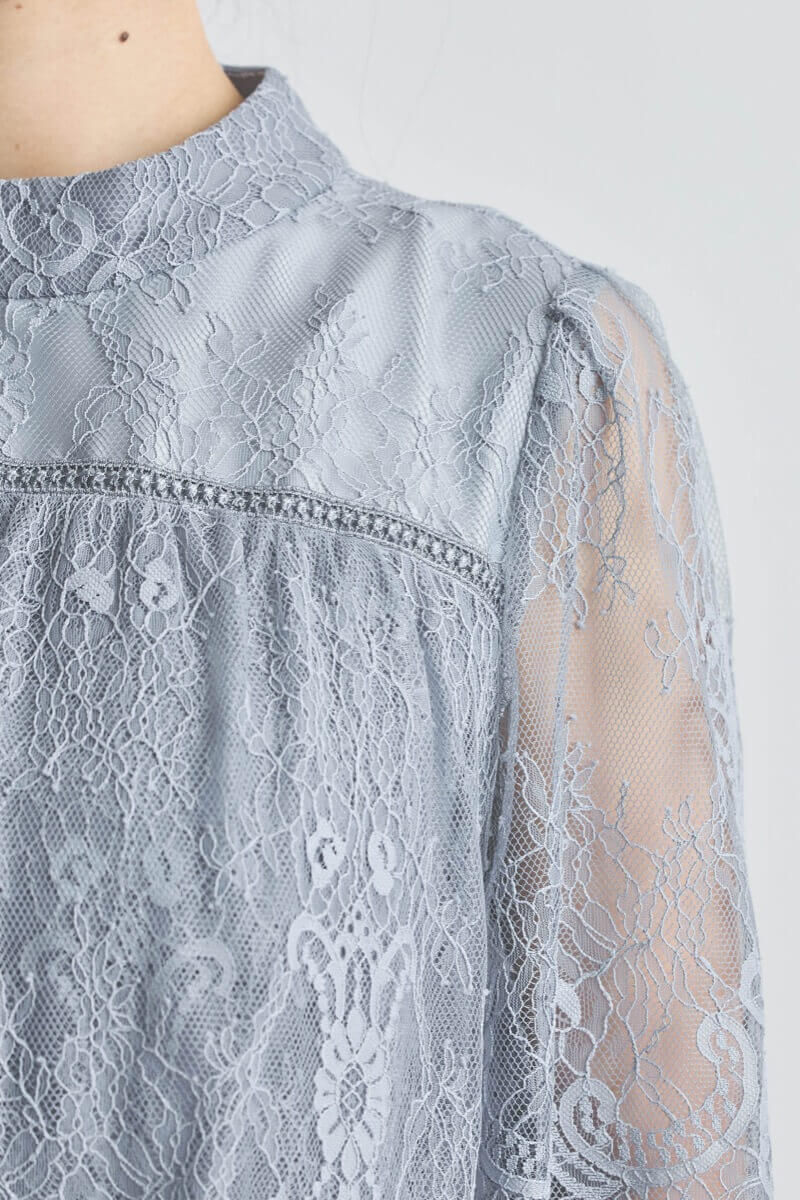 ブルーグレーの授乳口付きハイネックレースドレス
