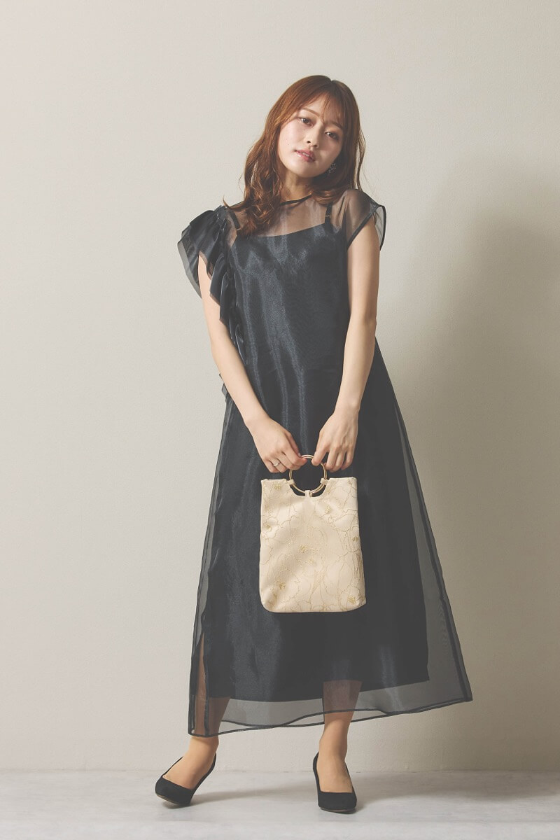 ブラックのアシメフリルオーガンジードレス