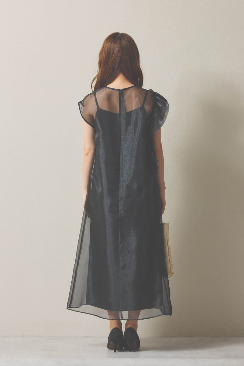 ブラックのアシメフリルオーガンジードレス