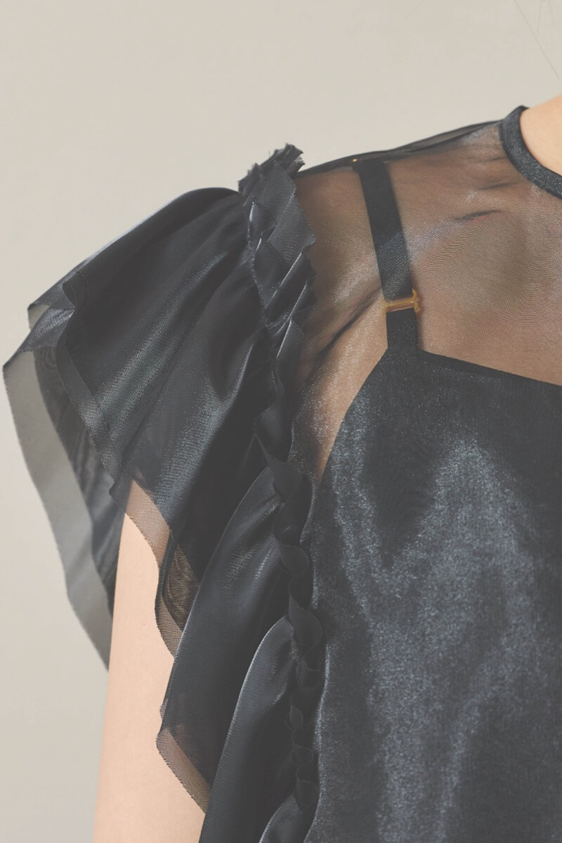 ブラックのアシメフリルオーガンジードレス